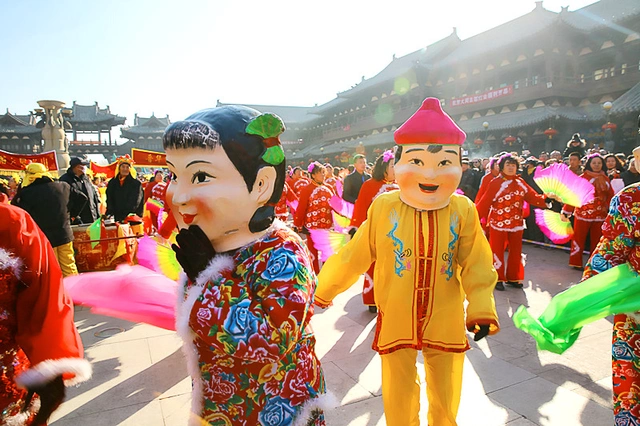 山西大同古城灯会进入尾声街头民俗活动高潮再起