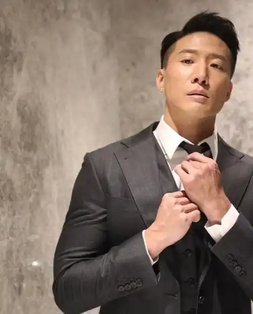 洪金宝42岁小儿子罕见晒照,外型壮硕兼一身小麦肤色|洪天明|李曼|谋