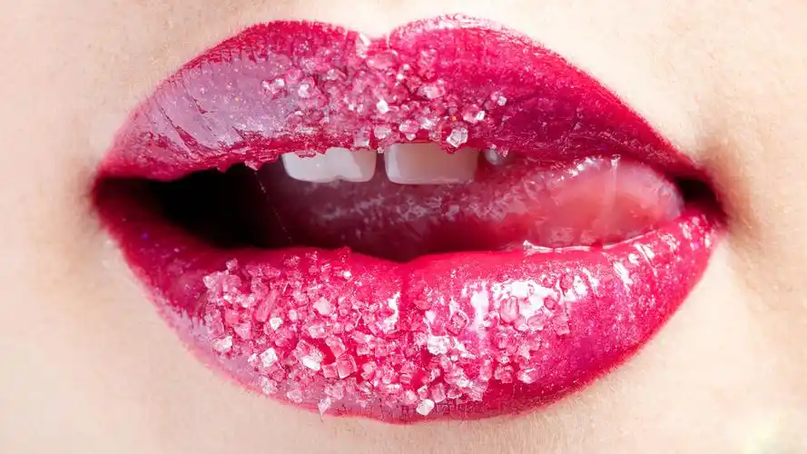 挑逗-高清晰女性咬嘴唇壁纸