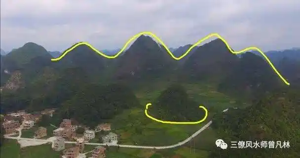 朝案山常见的形态有如下几种:三峰型:常名三尖山,三台山,笔架山,三