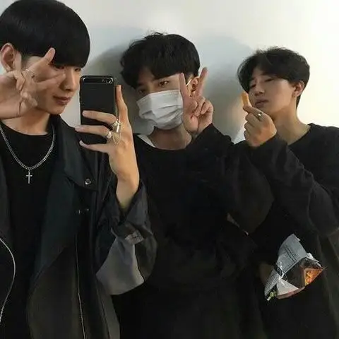 臭美自拍三兄弟头像