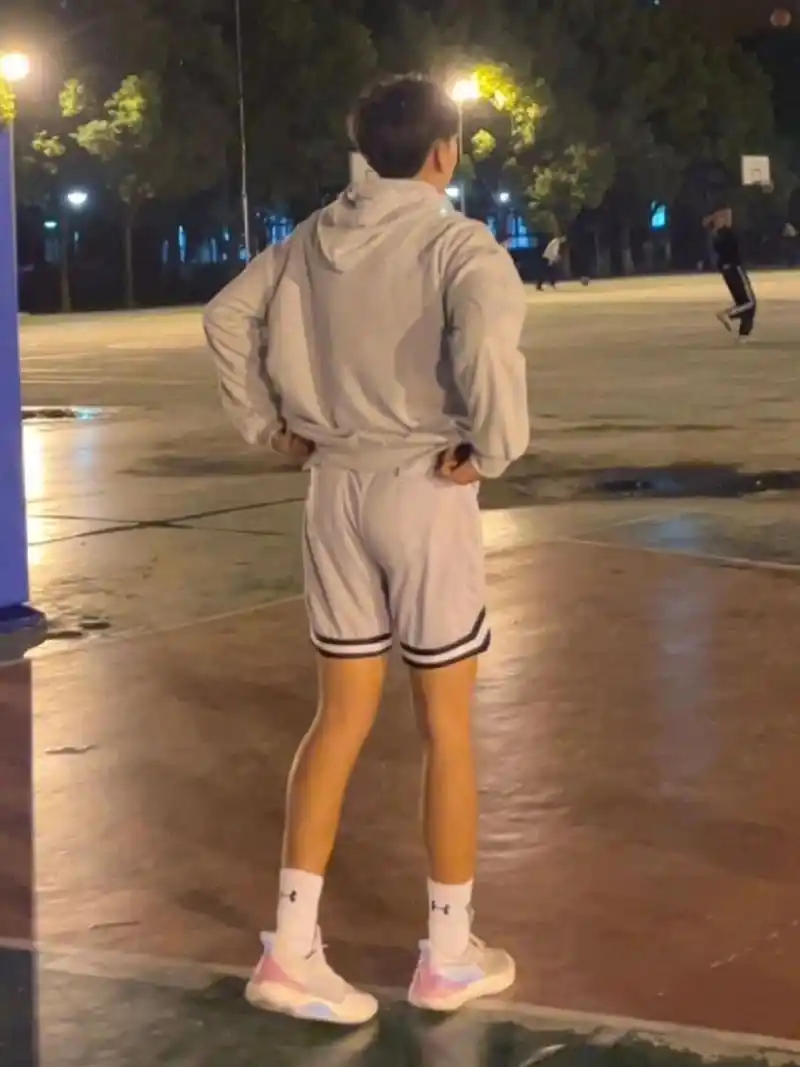 篮球 体育生的背影