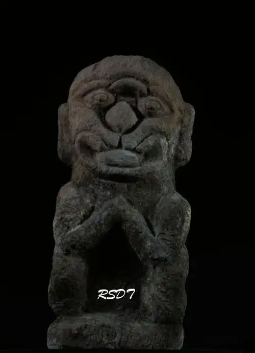 3,张目吐舌拱手跽坐石人(f12)