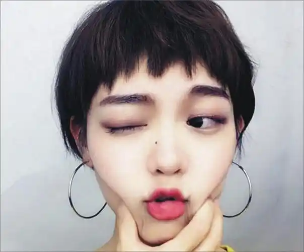 发型女直发越剪越显小短发22款,显嫩显时尚,漂亮接地气不显老的短碎发