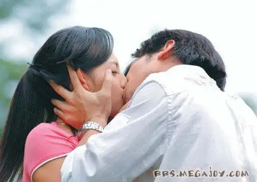 荧幕情侣让人崩溃的舌吻(图文)