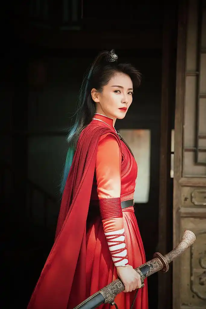 刘涛红衣蓝发化身江湖女侠 仗剑抱拳眉眼间尽显英气_凤凰网娱乐_凤凰
