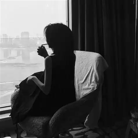 女生头像背影霸气黑白 黑白女头像伤感高冷图片(2)