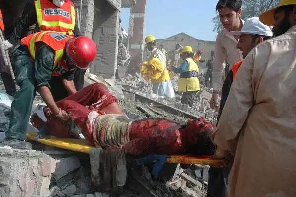 巴两起爆炸至少20人亡 澳板球队推迟访问(图)