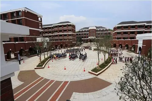 她很美丽她让你自豪她让你感到家的温暖她就是