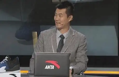 绝杀王王仕鹏退役当大学教授解说被吐槽妻子泳衣照走红