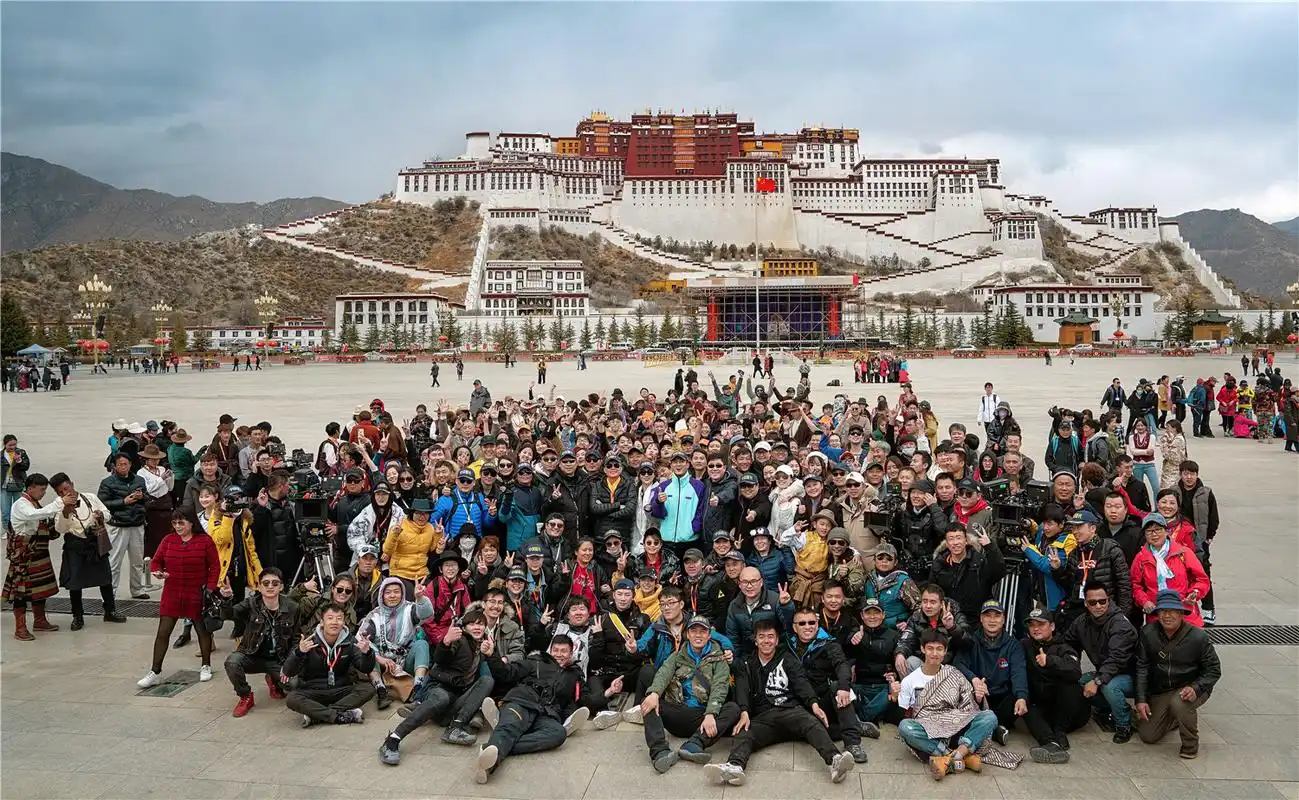 《中国机长》再现川航成功备降,3000万制作模拟机