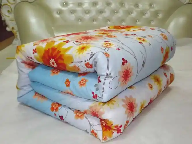 棉被 棉被与羽绒,蚕丝,羊毛等被子相比的优点是:保暖性和柔软舒适度好