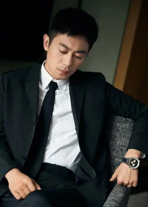 朱亚文《悬崖之上》首映礼 演绎民国特工致敬无名英雄_凤凰网娱乐