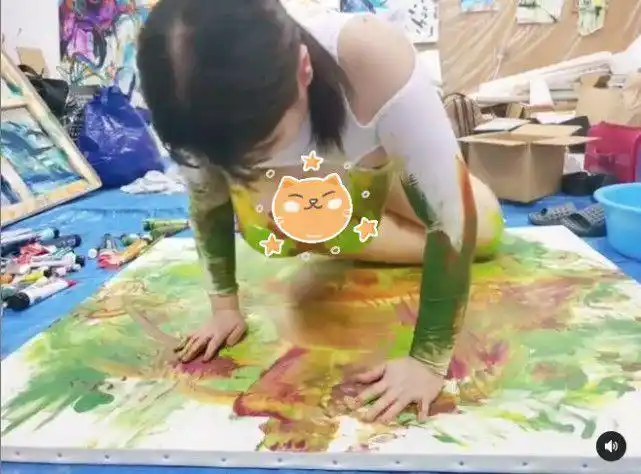 艺术系少女把胸部当画笔在画布来回摩擦众人看完惊呼