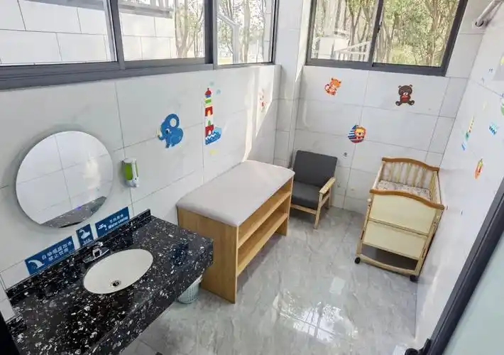 雨花台区花神庙地铁站附近的公厕内部的独立母婴室.