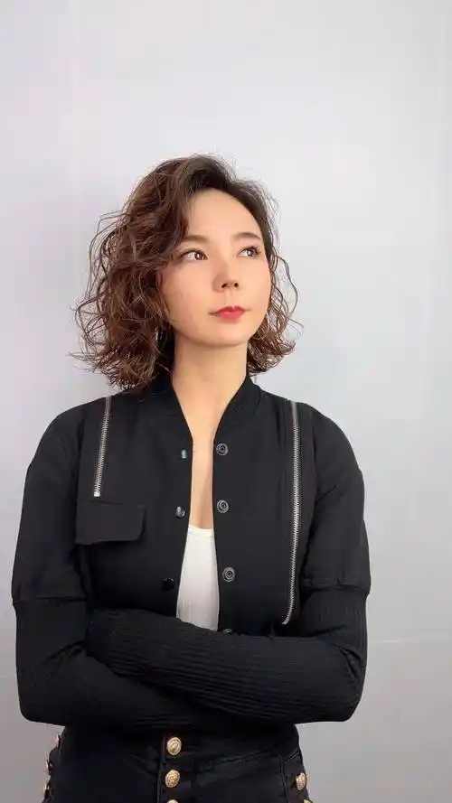 头发细软少发型怎么选烫小卷就对了不论长短都很美