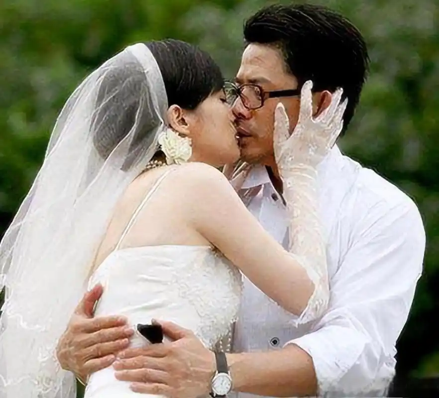 恩爱如初,婚姻给予温暖与安全感 段奕宏和老婆王瑾感情稳定,因为妻子