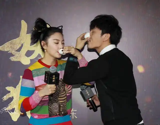 秦昊与张雨绮喝交杯酒.