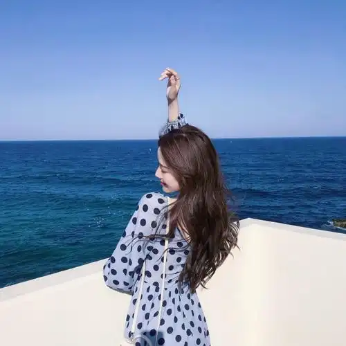 夏日面向阳光背影女生头像清新头像海边背影女神图片海滩微信头像