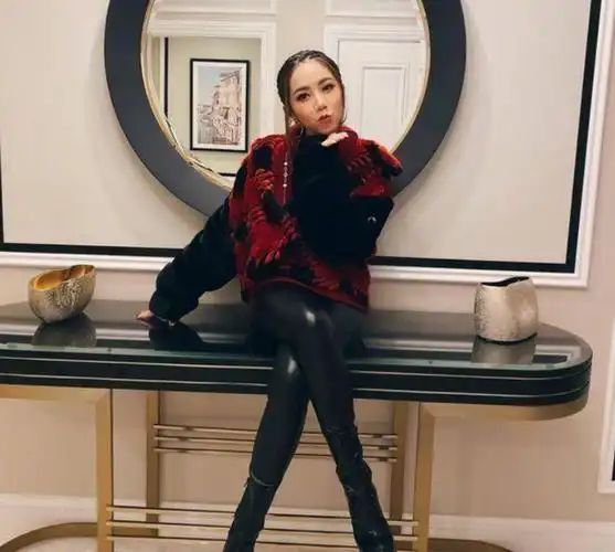 事实证明,31岁的邓紫棋,已走上了另一条大道