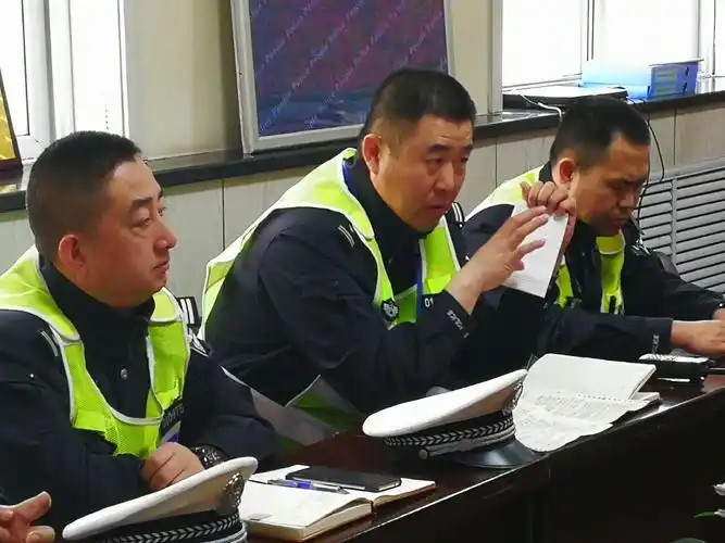 张旭东副大队长向派出所民警讲解填写,张贴违法停车告知单的注意事项.