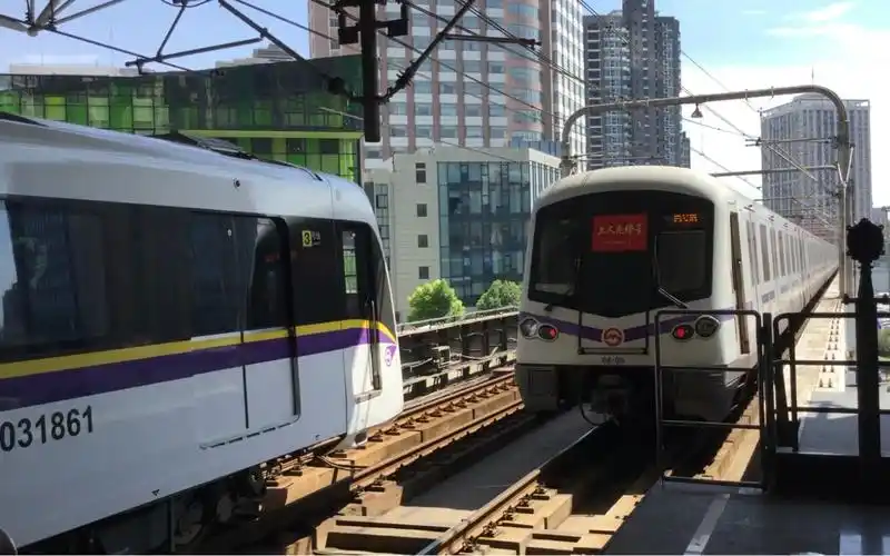 2016年的上海地铁3,4号线金沙江路站奶嘴405交会包公331