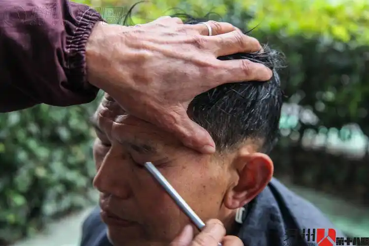 开州63岁剃头匠51年如一日,剃头只收4元钱!