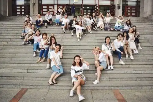 毕业季合影这样拍真有创意,9个集体照队形,场景好找,效果好