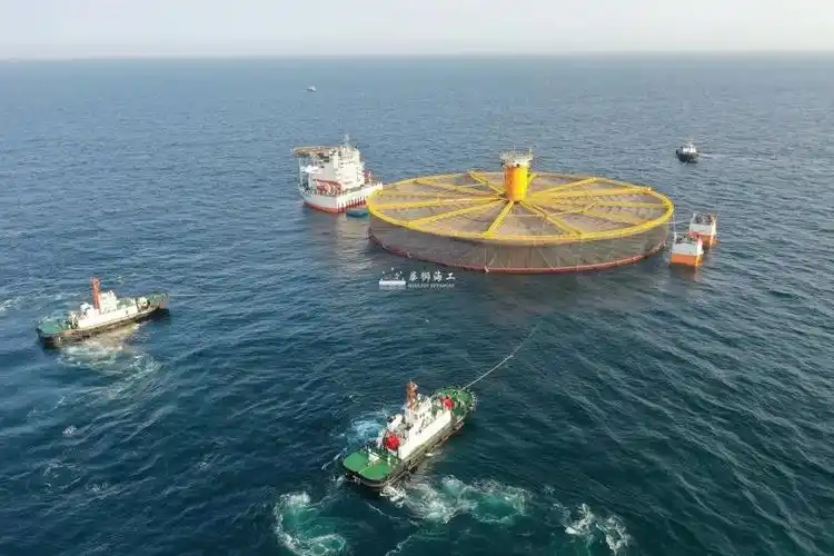 国内首座单柱式半潜深海大型渔场开始系泊安装