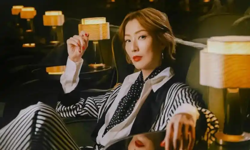 50岁的郑秀文魅力不减,"香港最后一位天后"继续开启"终身美丽"的下