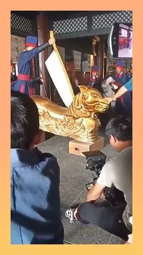 拍戏用的狗头铡,看着就惊心动魄,真为演员安全担忧