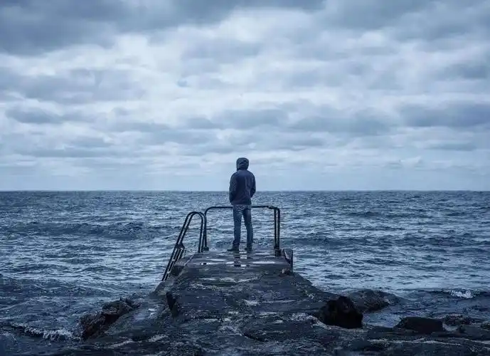 在某个角落 独自 跪        舔 心中那些不能释怀的 无助    伤感