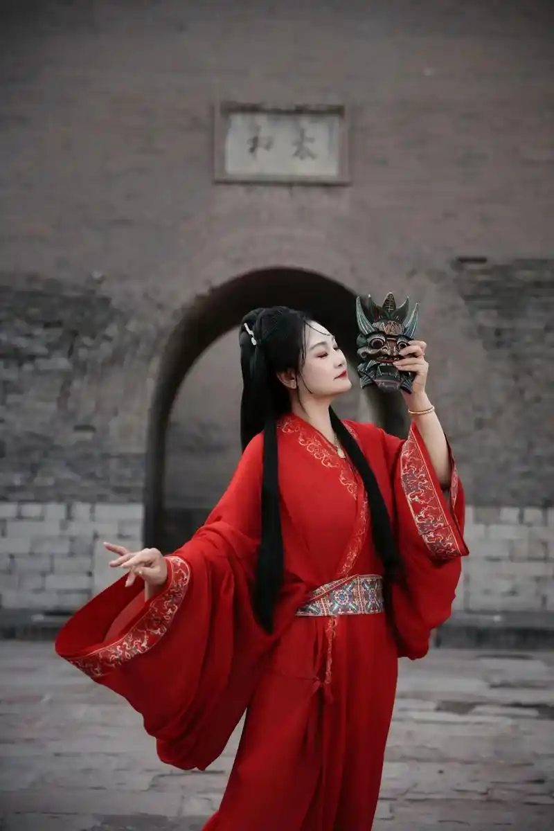 红色汉服 ,战国袍有种穿越时空的感觉#古装拍摄 #古色古香