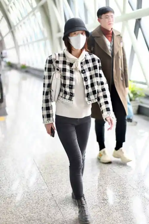 原创张雪迎真会穿一袭复古格纹短外套配紧身裤拉伸双腿更显高挑了