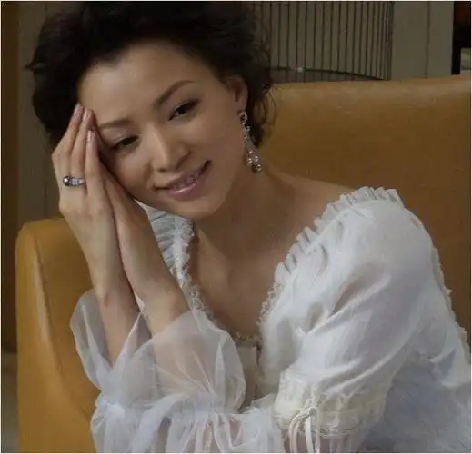 密春雷离婚后,立即大方地和董卿交往,两人常常一起露面,显得十分恩爱.