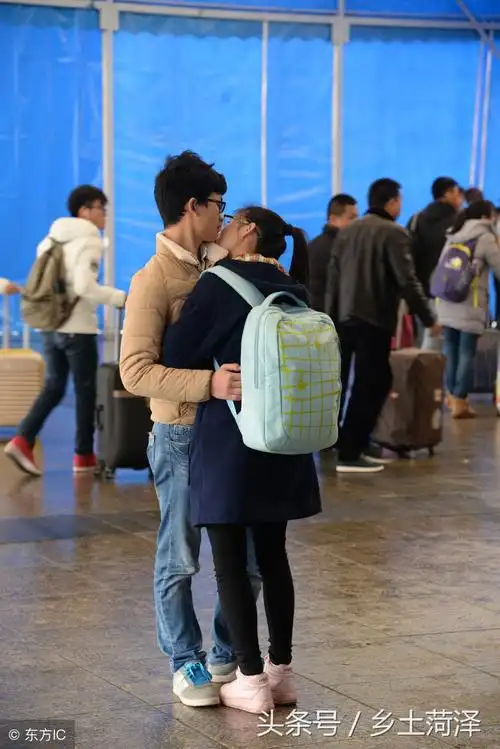 春运"大迁徙"中的吻别,每张图都酣然泪下