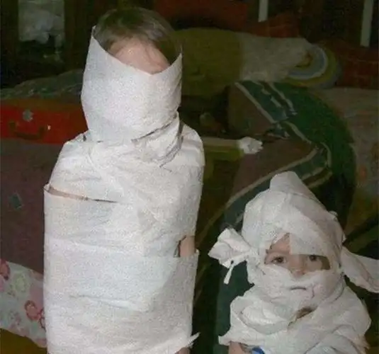 有时候把两个孩子留在家里,简直不能看,孩子们直接把自己弄成"木乃伊"