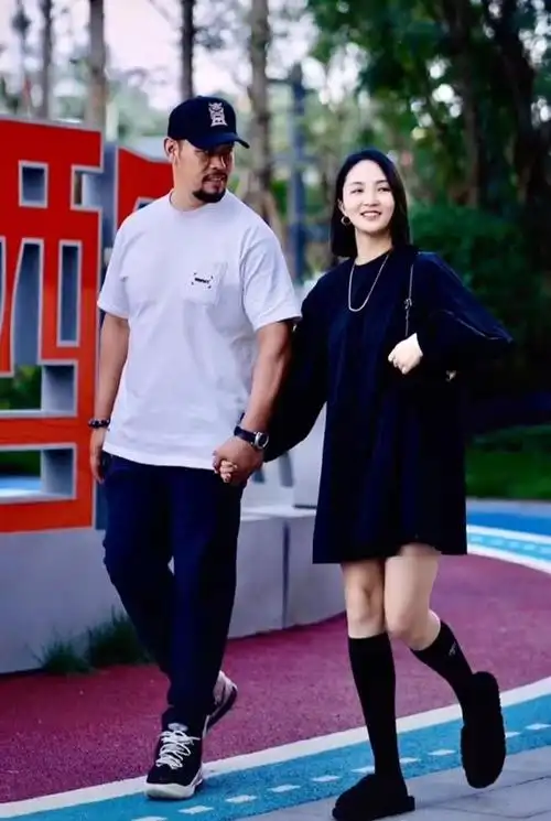 鲁智深晋松晒夫妻合照赞妻子越来越漂亮两人牵手秀恩爱