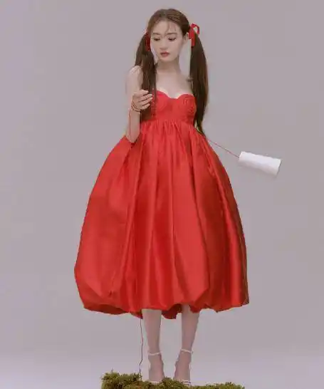 原创又被徐璐惊艳了穿红色吊带裙烫卷发扮在逃公主又美出圈了