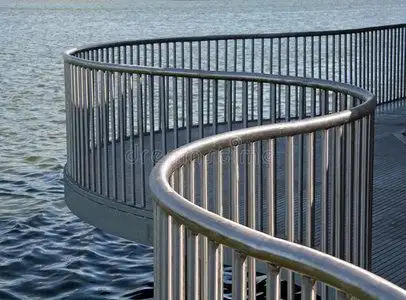 弧形金属栏杆照片