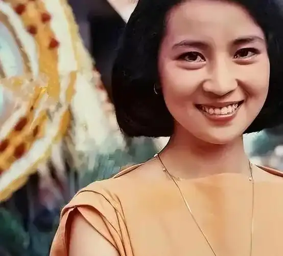 1982年,成龙与林凤娇在美国匆忙完成婚礼,紧接着,他们的儿子房祖名也