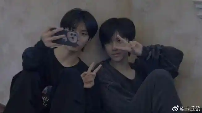 刘耀文让贺峻霖躺在自己胸肌上