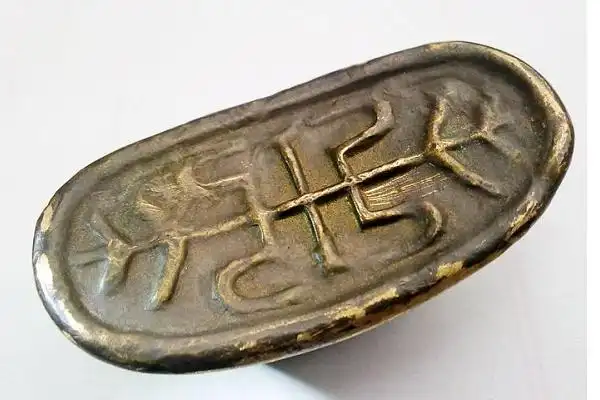 老伴收藏了几十年的金锭元宝却不知道其价值