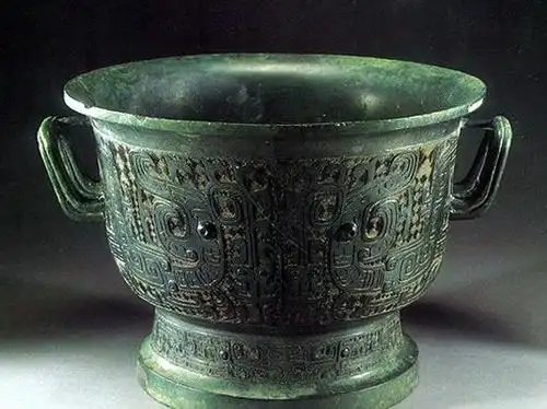 原创即将被熔化的青铜器因刻着几个铭文被抢救下来成为国宝文物