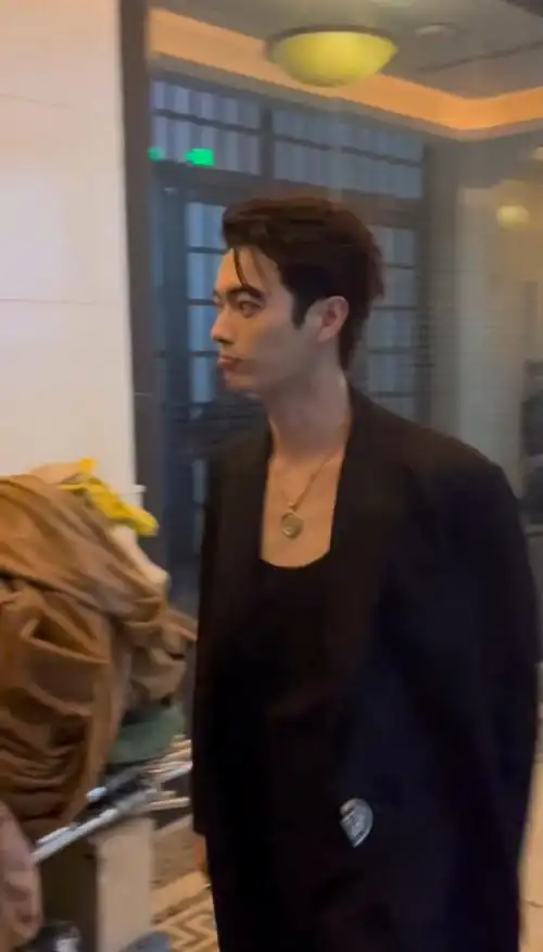 上班豪门公子下班幼儿园小so双手比耶 抬头wink 嘟嘴卖萌!