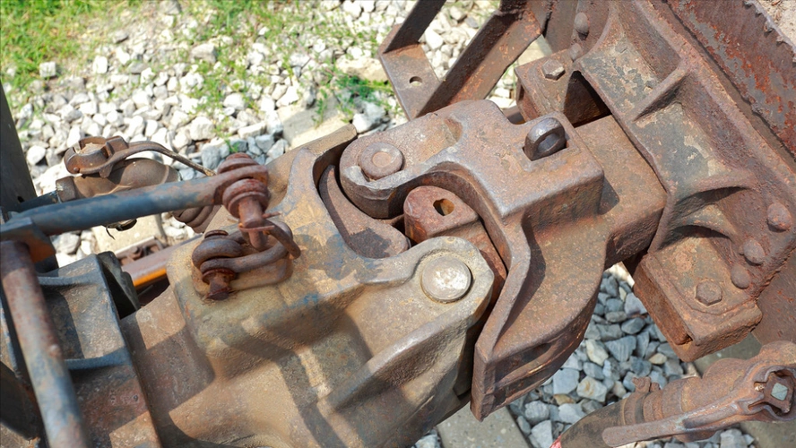 游戏,将手与手钩在一起,便从中获得灵感,开始尝试新型火车挂钩的设计