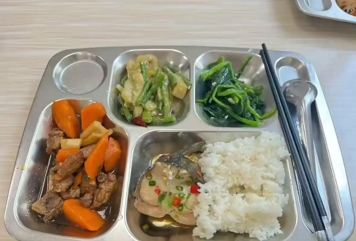 邻居说,小区门口的社区食堂,饭菜便宜又实惠好吃,正好