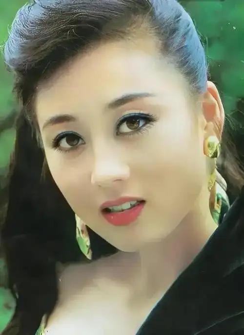 李连杰56岁妻子利智近照,身材容貌完全不输当年,坐拥数亿资产