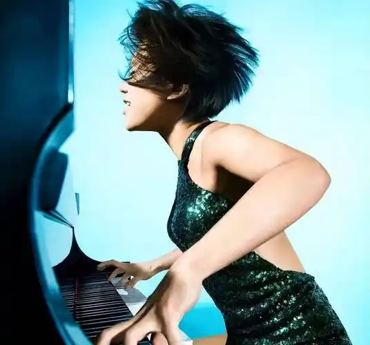 "钢琴魔女"王羽佳:不做女版郎朗,演奏只穿短裙高跟,高雅张扬_音乐_小