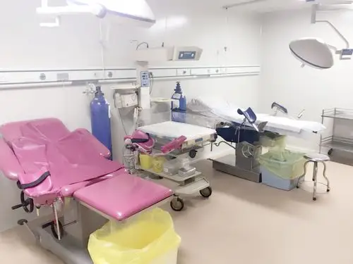 宽敞整洁的分娩室